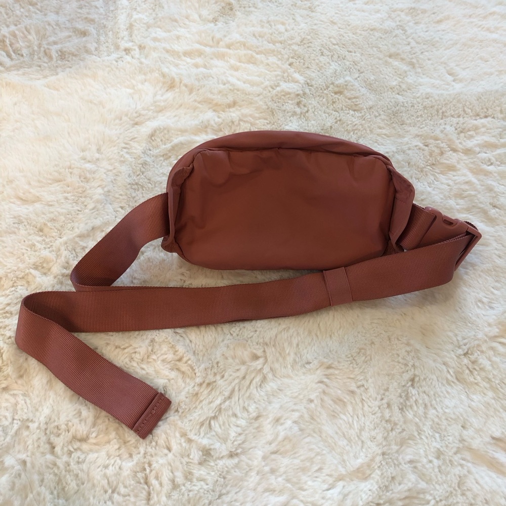 Lululemon Everywhere Belt Bag dusty rose - Picture 2 of 3